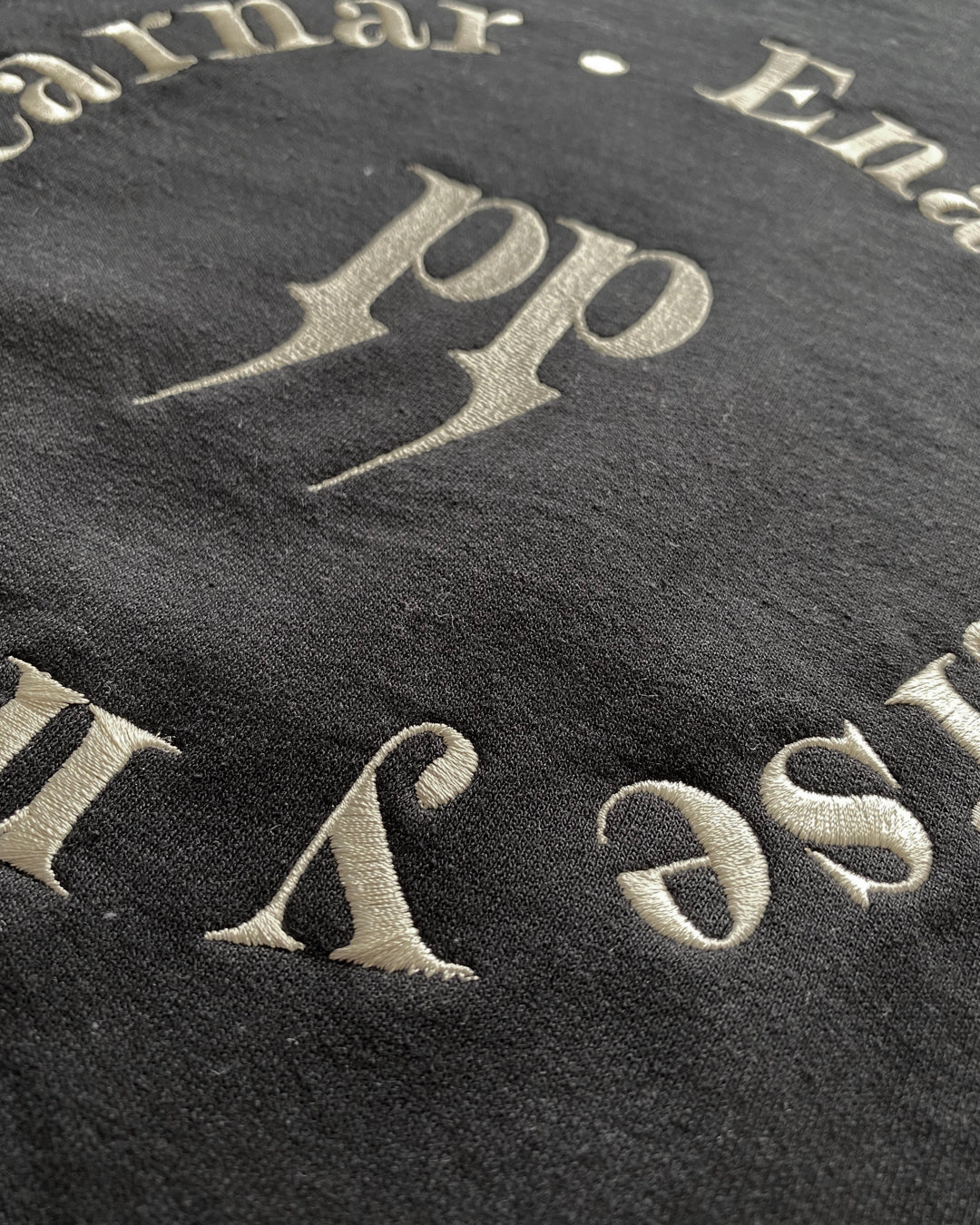 Hoodie Negro/Enamorarse y no reencarnar